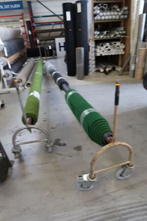 Stativ med kunstgras m.m.