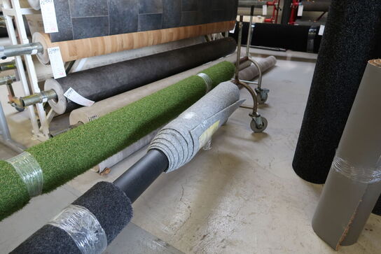 Stativ med kunstgras m.m.