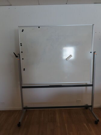 2 stk. whiteboardtavler på hjul