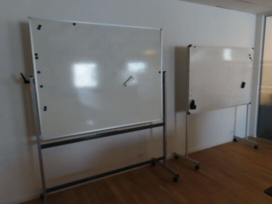 2 stk. whiteboardtavler på hjul