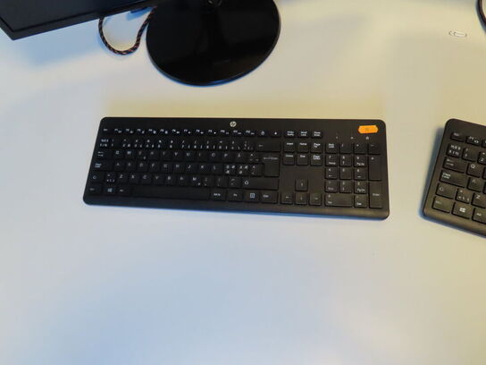 2 stk. 27" monitorer, Samsung C27F350FHU, tastatur og mus