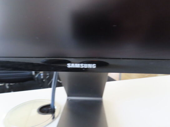 2 stk.  27" monitorer, Samsung S27D590C, tastatus og mus