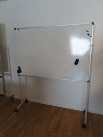 2 stk. whiteboardtavler på hjul