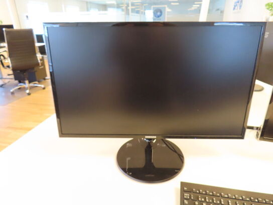 2 stk. 27" monitorer, Samsung S27F354FHU/S27D5590CS, tastatur og mus