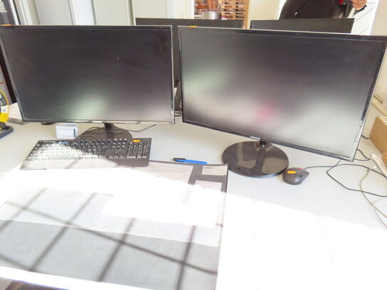 2 stk. 27" monitorer, Samsung C27F354FHU, tastatur og mus