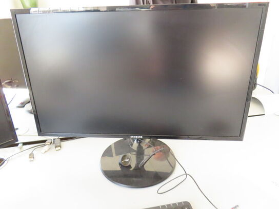 2 stk. 27" monitorer, Samsung C27F354FHU, tastatur og mus