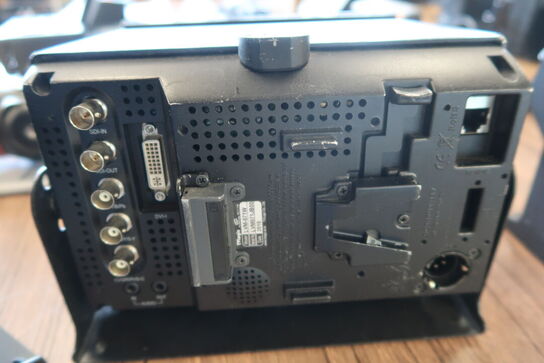 2 stk. 7" Videomonitors m. sunhood TVLOGIC LVM-071W