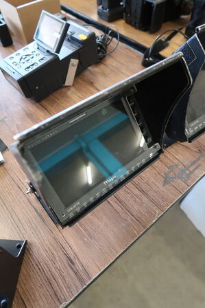 2 stk. 7" Videomonitors m. sunhood TVLOGIC LVM-071W