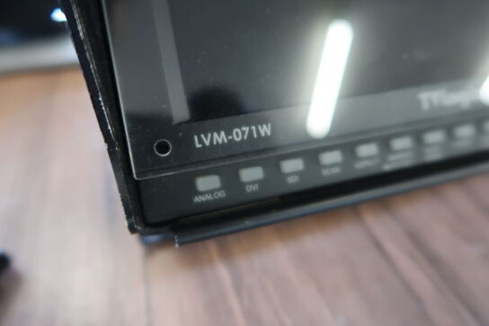 2 stk. 7" Videomonitors m. sunhood TVLOGIC LVM-071W