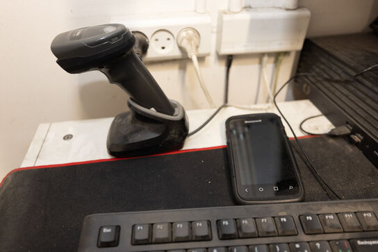 Lagerreol, skab inkl. HP computer og indhold
