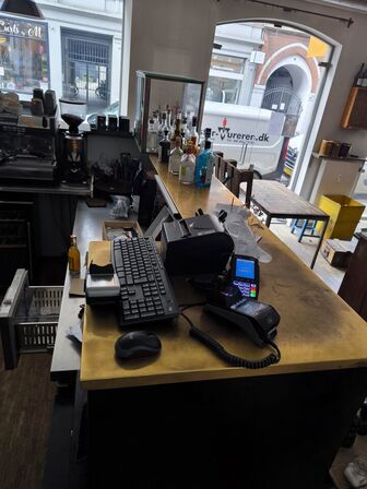 Bardisk inkl. glasmontre