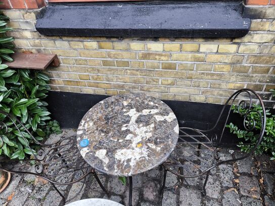 Rustikt bord inkl. 2 stk. stole i metal