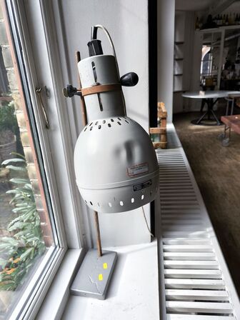 Ældre ombygget industrilampe fra Humboldt-Universität Berlin 1968