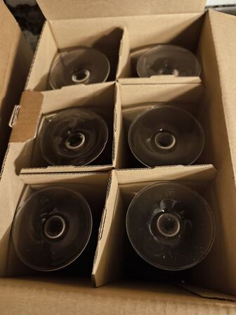Stålreol inkl. indhold - bl.a. RIEDEL vinglas m.v.