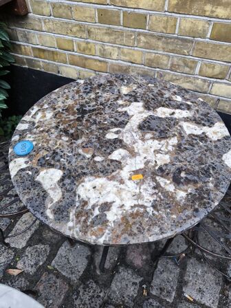 Rustikt bord inkl. 2 stk. stole i metal
