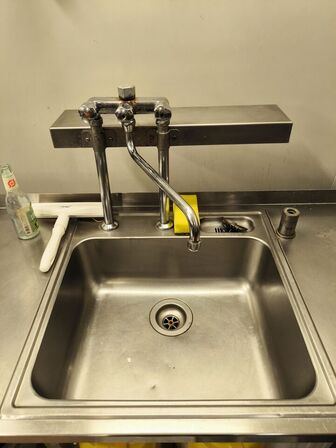 Arbejdsstation m. håndvask og indhold