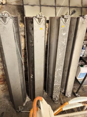 4 stk. ældre industriarmaturer & spejlpanel i rustik udførelse