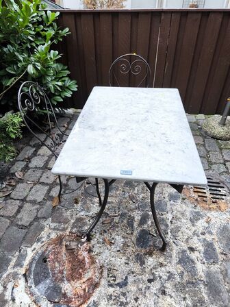 Rustikt bord inkl. 2 stk. stole i metal
