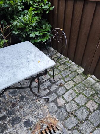 Rustikt bord inkl. 2 stk. stole i metal