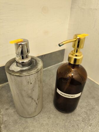 2 stk. dispensere, kurv & spejl m.v.