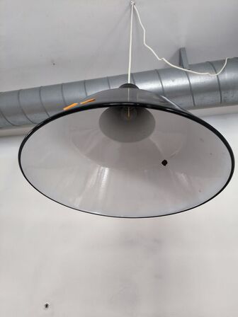 2 stk. ældre industrilamper i sort emalje