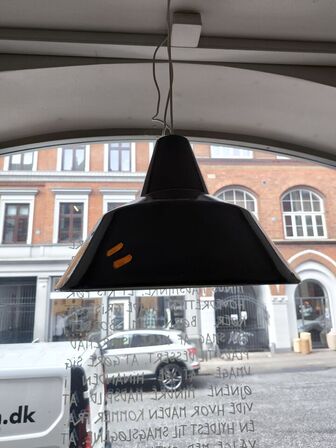 2 stk. ældre industrilamper i sort emalje