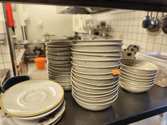 Indhold på bord samt hylder (se billeder)