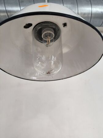 2 stk. ældre industrilamper i hvid emalje