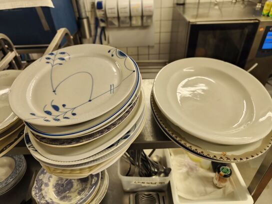 Indhold på hylder, service, blæser m.v. (se billeder)