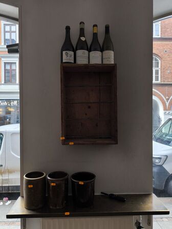 Ældre trækasse til vin etc., stentøjskrukker & hylde