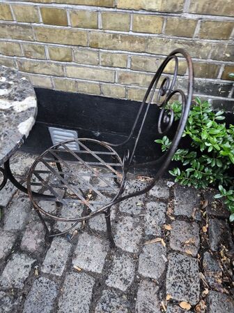 Rustikt bord inkl. 2 stk. stole i metal