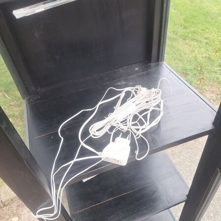 Vitrineskab i træ sort