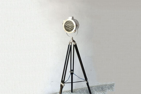 19 stk Vintage spot light på trefod fordelt imellem de 5 modeller vist på fotos