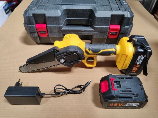 Batteri kædesav med 6" sværd.