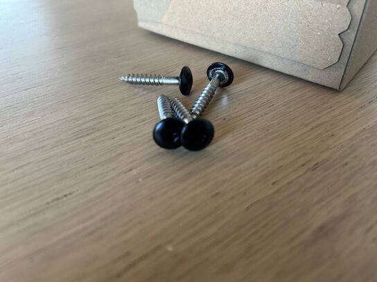 20 kasser rustfri skruer 4,8x33, sort RAL9005