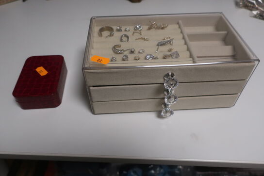 Øreringe, armbånd, vedhæng m.m. i boks