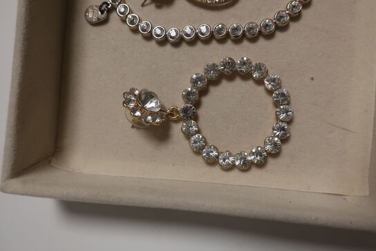 Halskæde, øreringe og armbånd