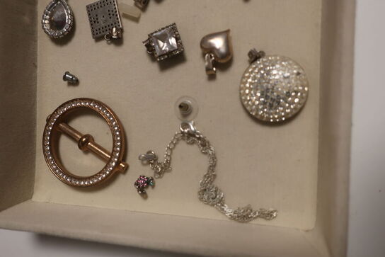 Øreringe, armbånd, vedhæng m.m. i boks