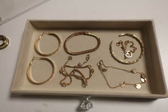 Halskæde, øreringe og armbånd