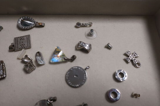 Øreringe, armbånd, vedhæng m.m. i boks