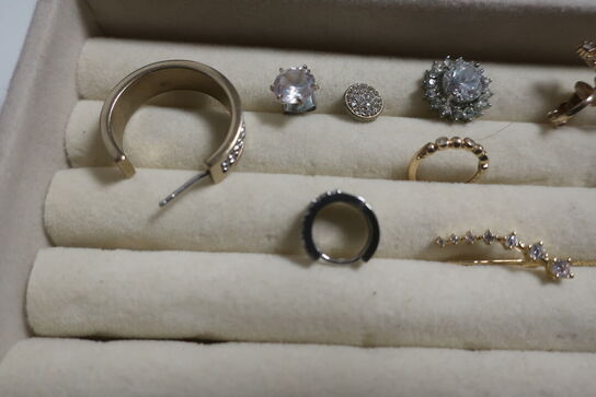 Øreringe, armbånd, vedhæng m.m. i boks