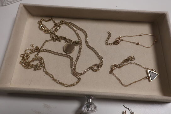 Halskæde, øreringe og armbånd