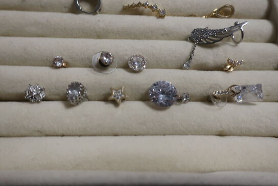 Øreringe, armbånd, vedhæng m.m. i boks