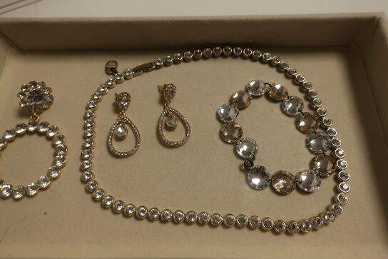 Halskæde, øreringe og armbånd