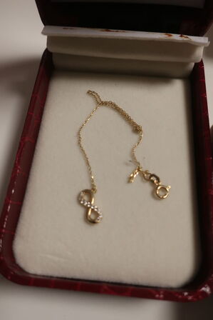 Øreringe, armbånd, vedhæng m.m. i boks