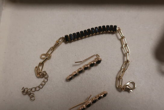 Øreringe og armbånd