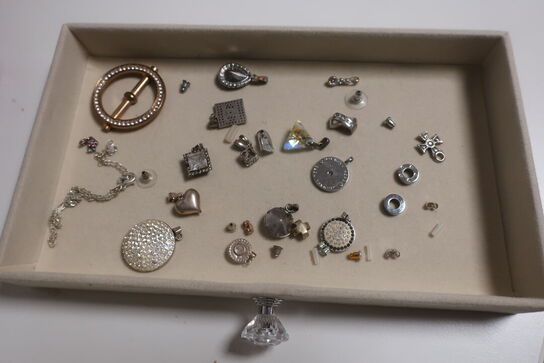 Øreringe, armbånd, vedhæng m.m. i boks