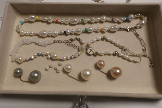 Halskæde, øreringe og armbånd