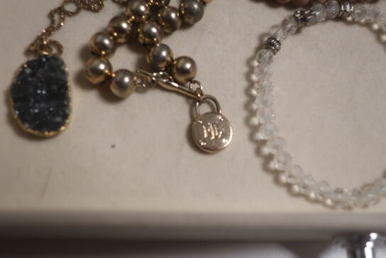 Armbånd og halskæde