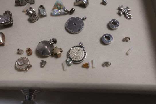 Øreringe, armbånd, vedhæng m.m. i boks